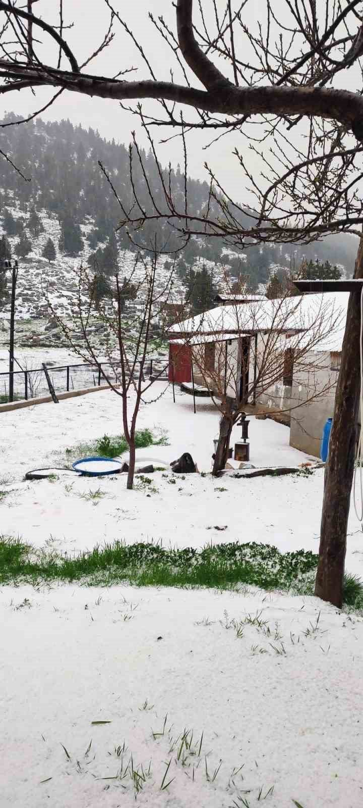 Adana’nın Kuzey ilçelerinde şiddetli sağanak ve dolu yağışı etkili oldu