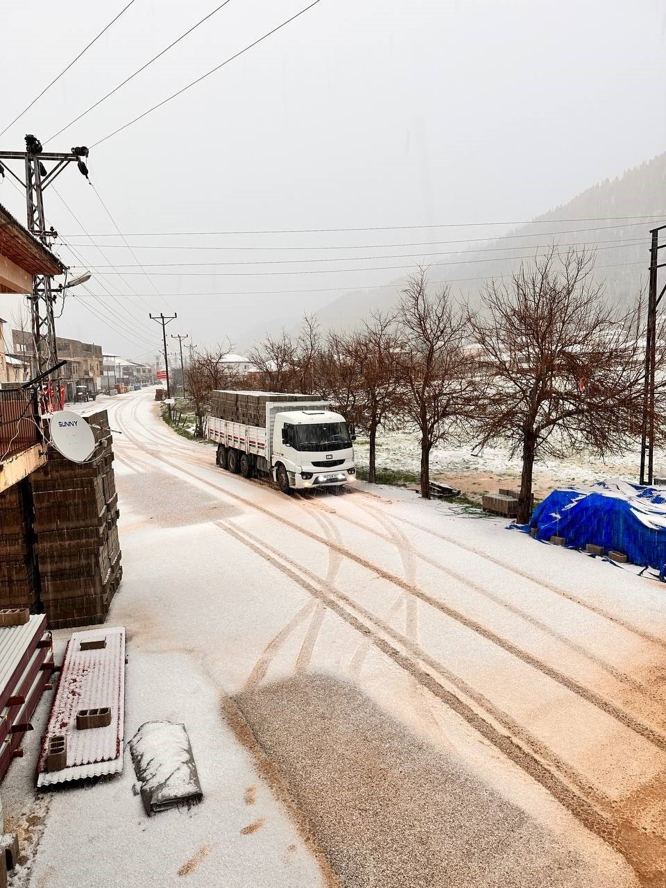 Adana’nın Kuzey ilçelerinde şiddetli sağanak ve dolu yağışı etkili oldu