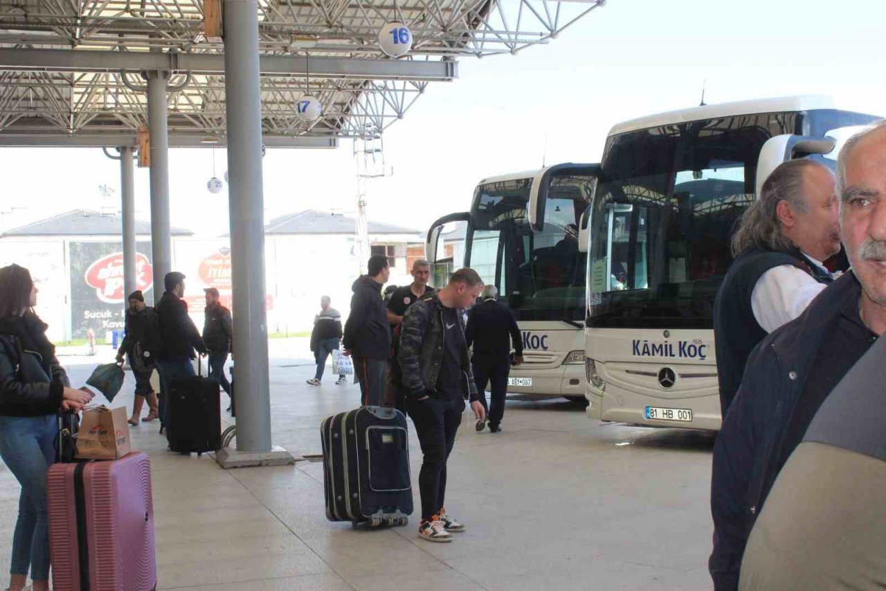 Afyonkarahisar otogarında beklenen yolcu yoğunluğu yaşanmadı