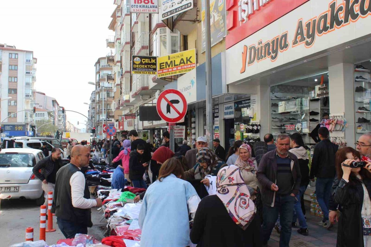 Afyonkarahisar’da kurulan bayram pazarında Arife günü yoğunluğu