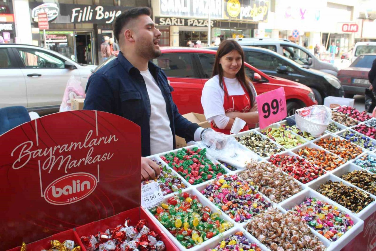 Afyonkarahisar’da kurulan bayram pazarında Arife günü yoğunluğu