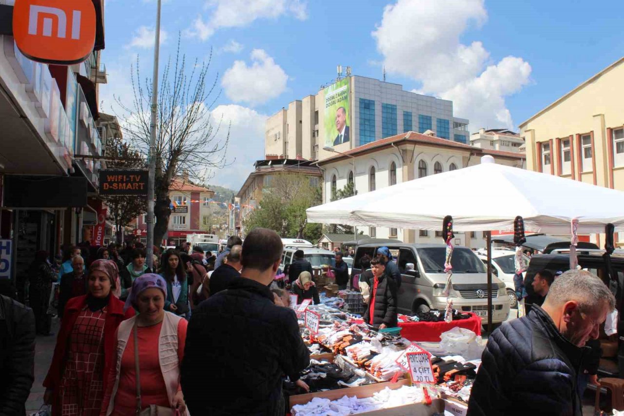 Afyonkarahisar’da kurulan bayram pazarında Arife günü yoğunluğu