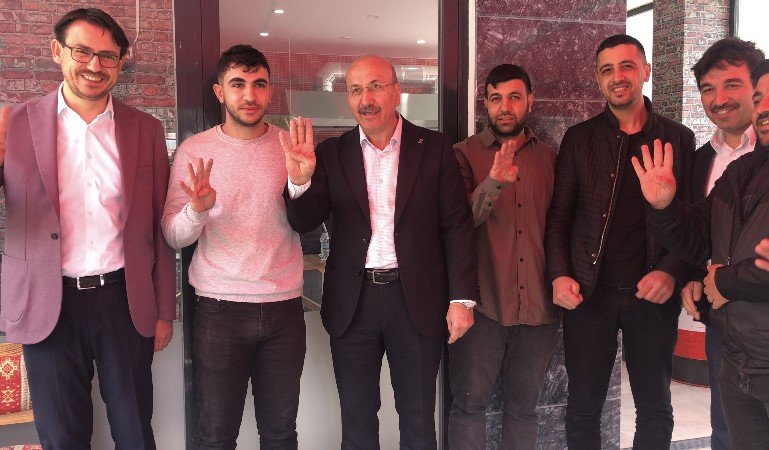 AK Partili milletvekili adayına gençlerden “İlk oyum Erdoğan’a” sözü