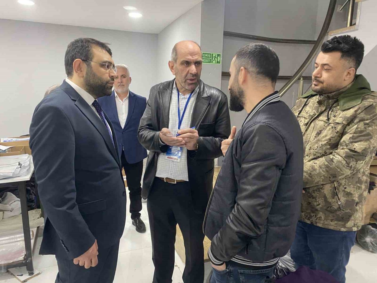 AK Partili milletvekili adayına gençlerden “İlk oyum Erdoğan’a” sözü