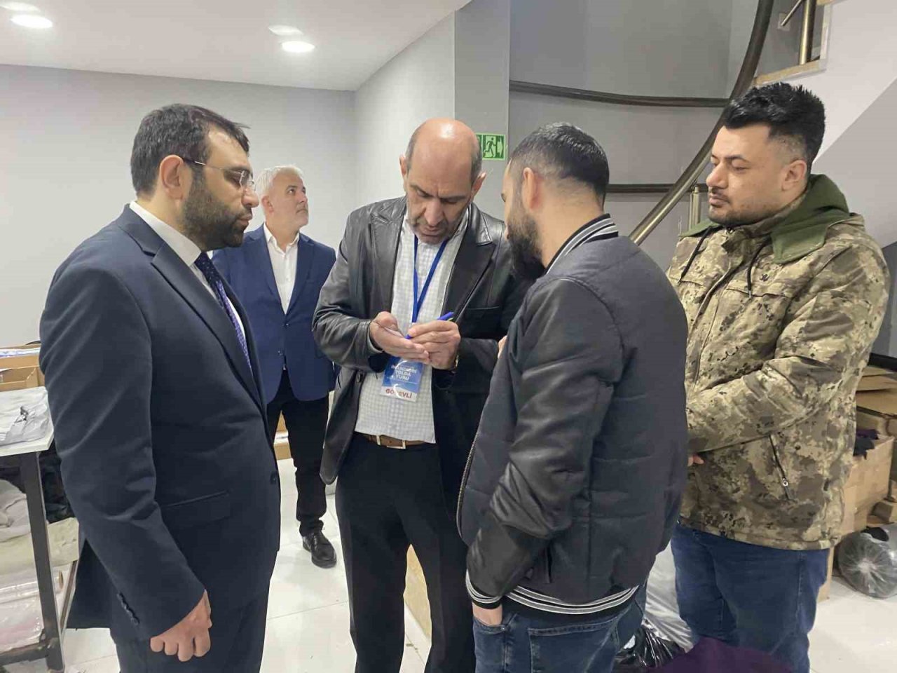 AK Partili milletvekili adayına gençlerden “İlk oyum Erdoğan’a” sözü
