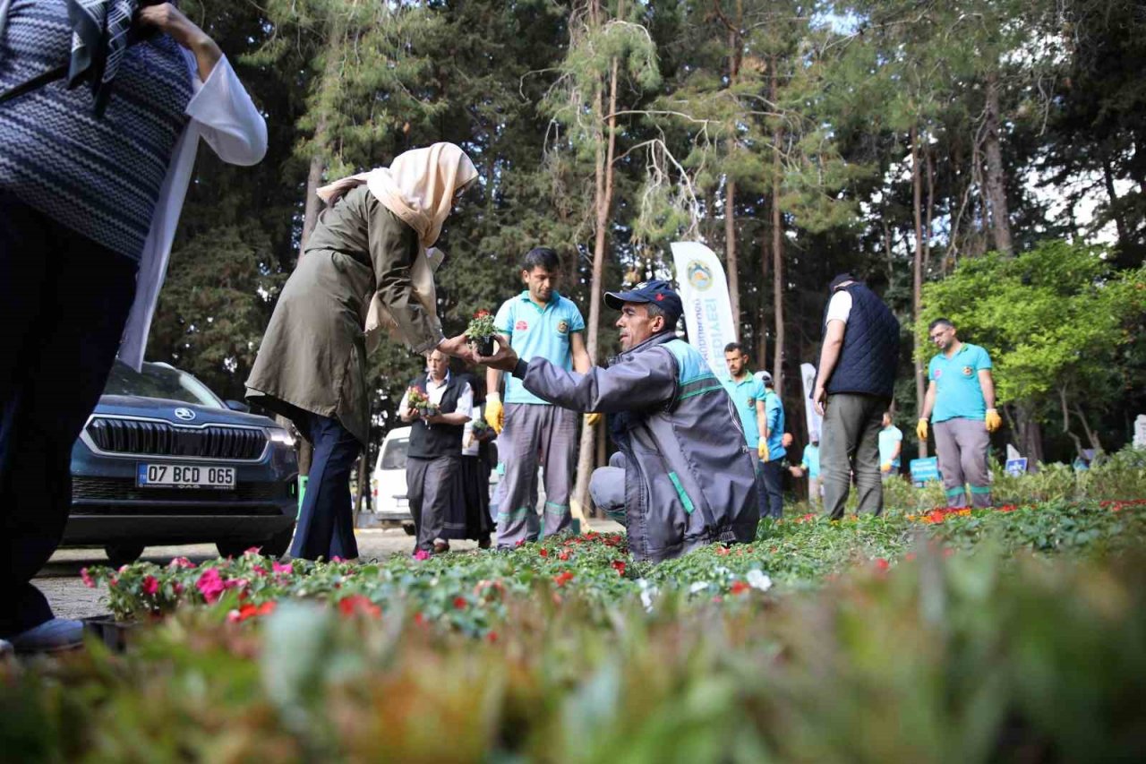 Alanya Belediyesi geleneksel çiçek dağıtımını gerçekleştirdi