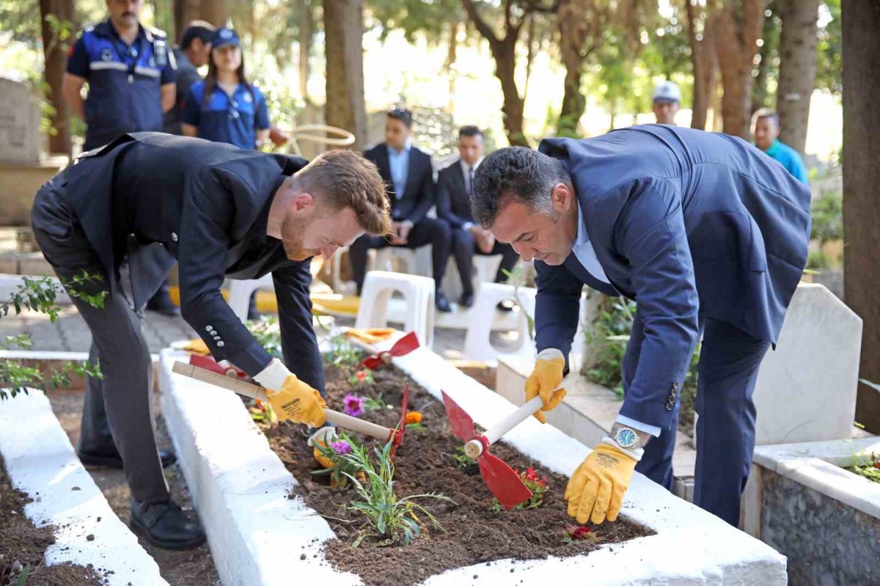 Alanya Belediyesi geleneksel çiçek dağıtımını gerçekleştirdi