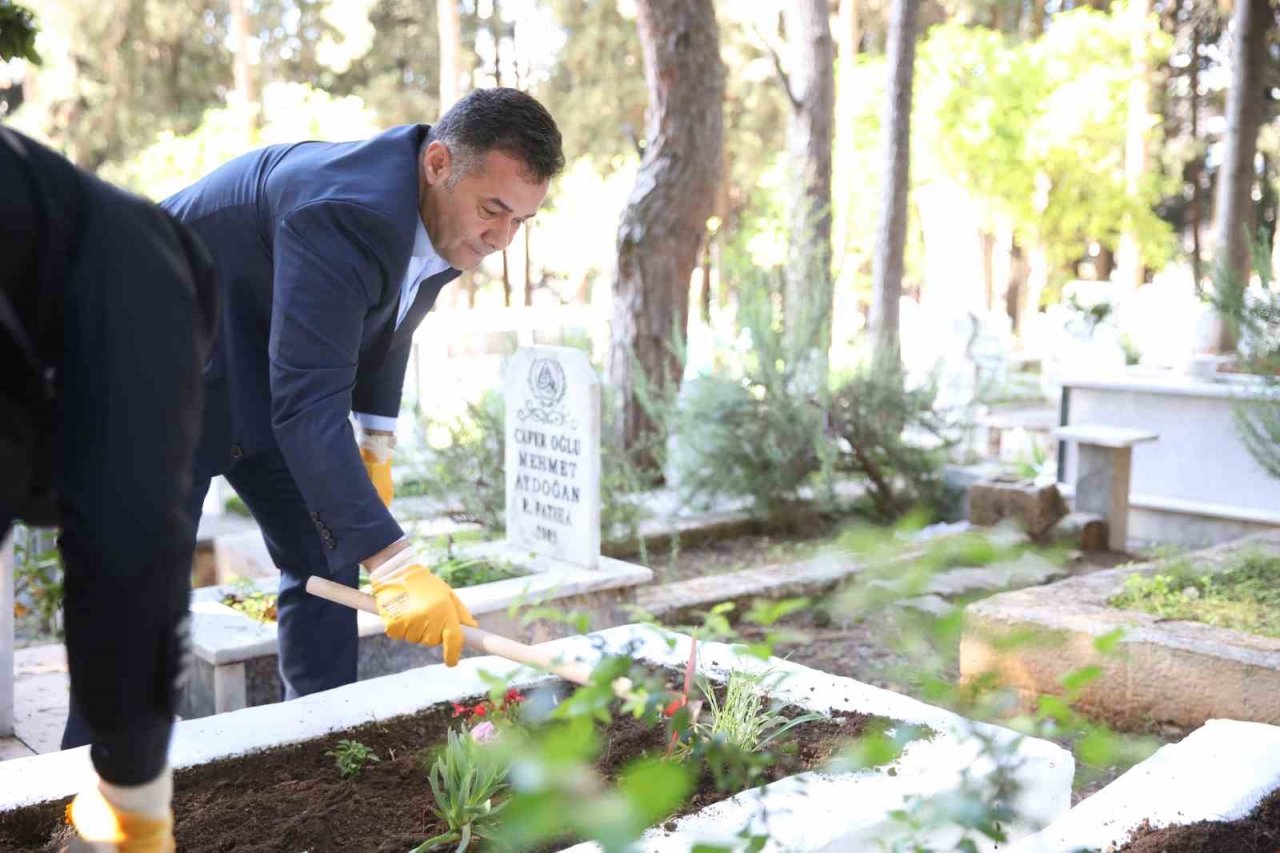 Alanya Belediyesi geleneksel çiçek dağıtımını gerçekleştirdi