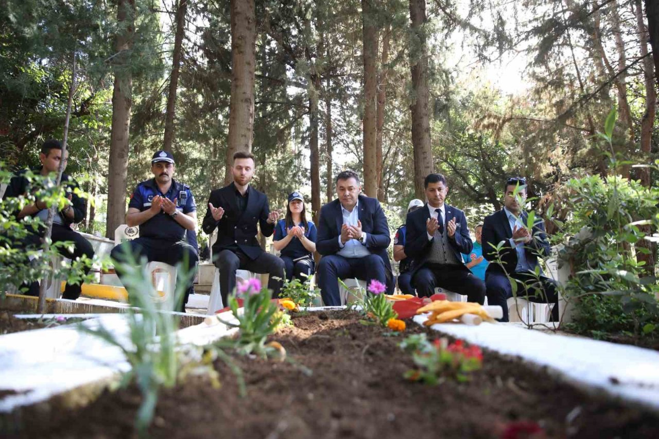 Alanya Belediyesi geleneksel çiçek dağıtımını gerçekleştirdi