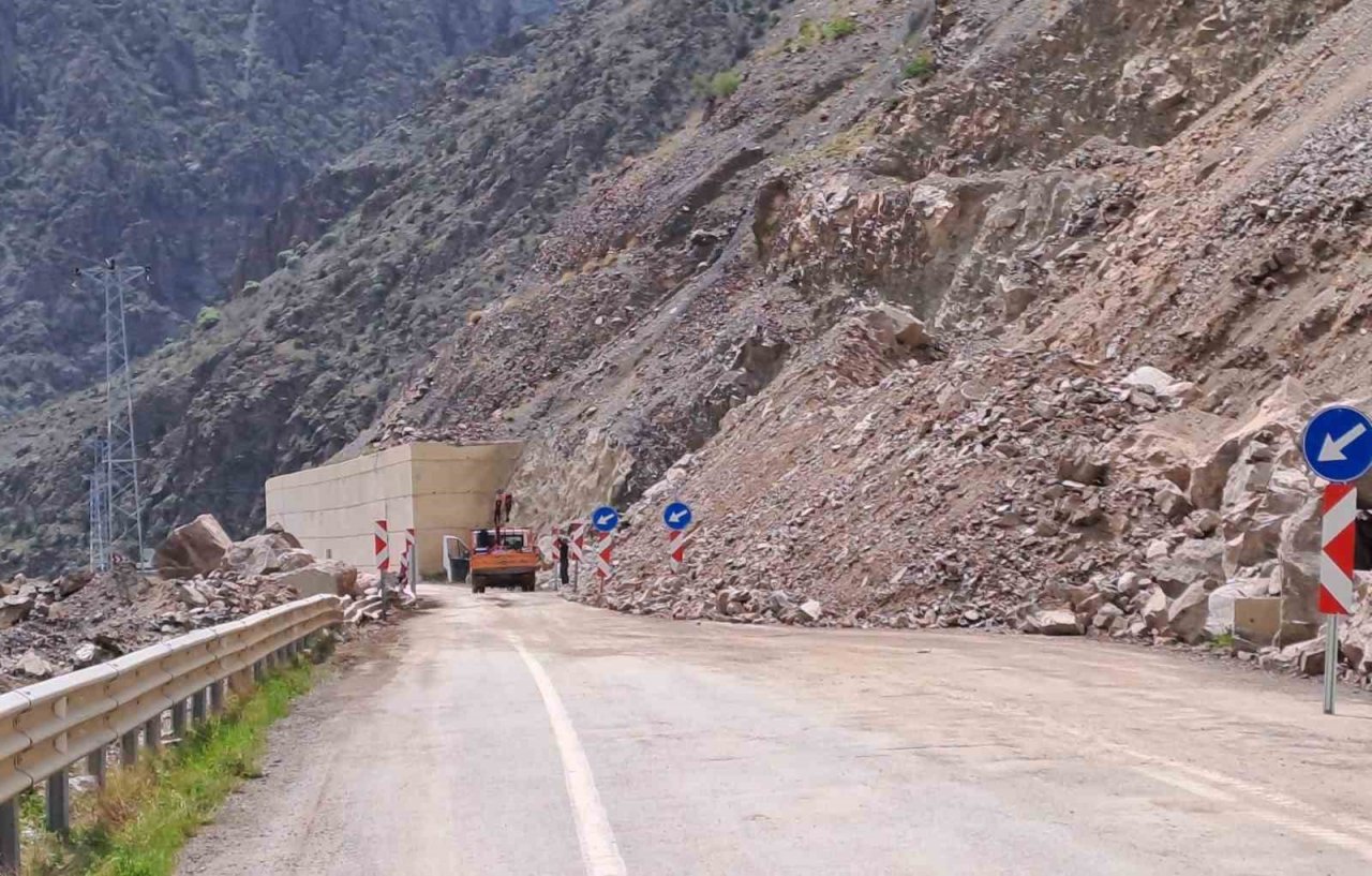 Heyelan nedeniyle kapanan Artvin-Erzurum karayolu 2 gün sonra ulaşıma açıldı