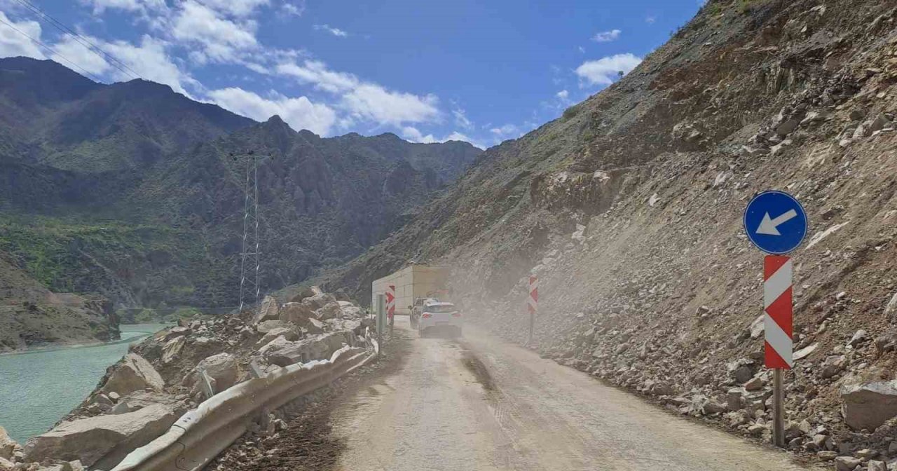 Heyelan nedeniyle kapanan Artvin-Erzurum karayolu 2 gün sonra ulaşıma açıldı