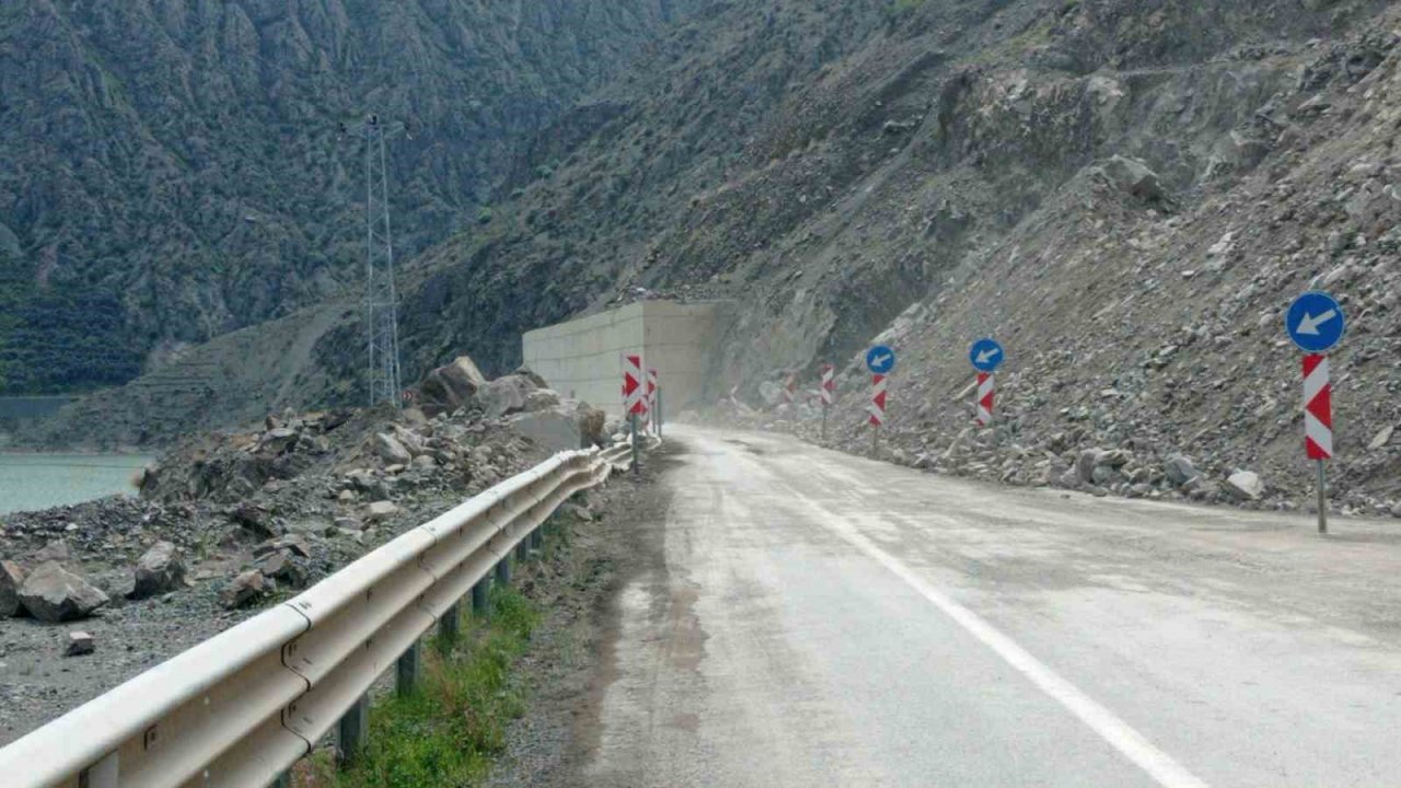 Heyelan nedeniyle kapanan Artvin-Erzurum karayolu 2 gün sonra ulaşıma açıldı