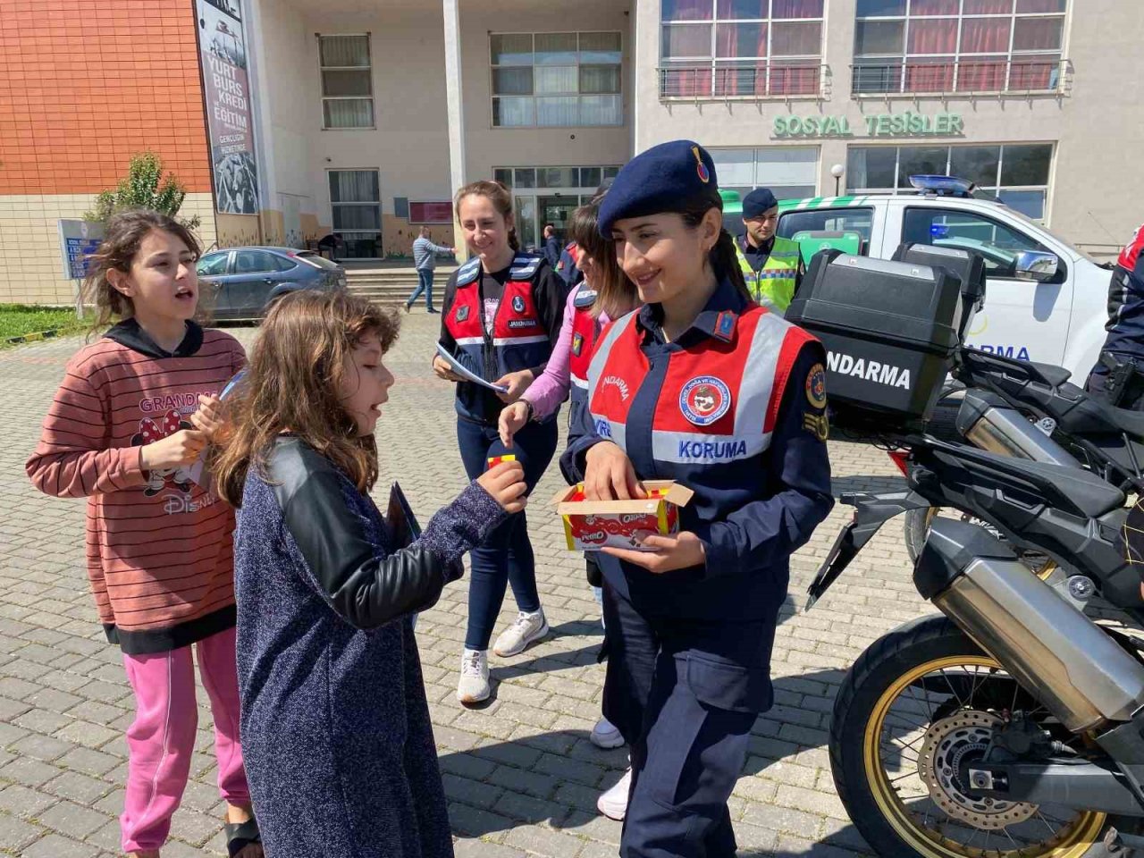 Jandarma depremzede çocukları unutmadı