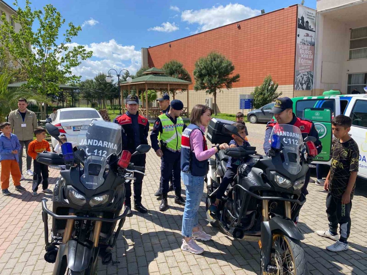 Jandarma depremzede çocukları unutmadı