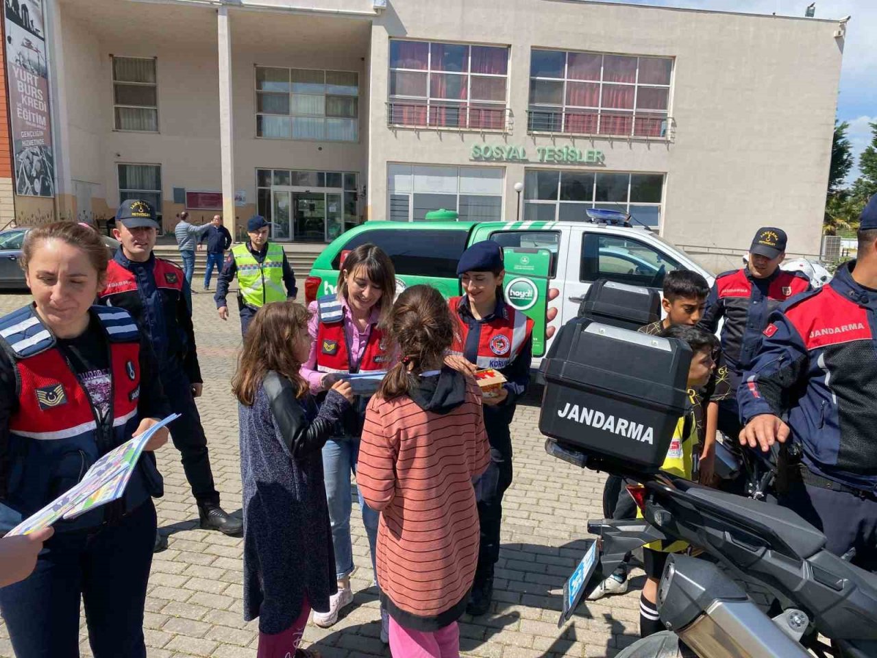 Jandarma depremzede çocukları unutmadı