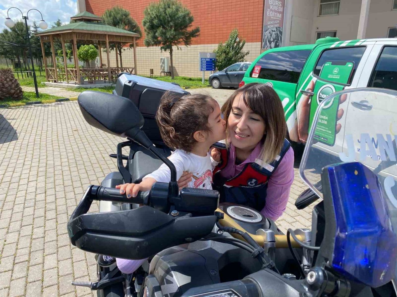 Jandarma depremzede çocukları unutmadı