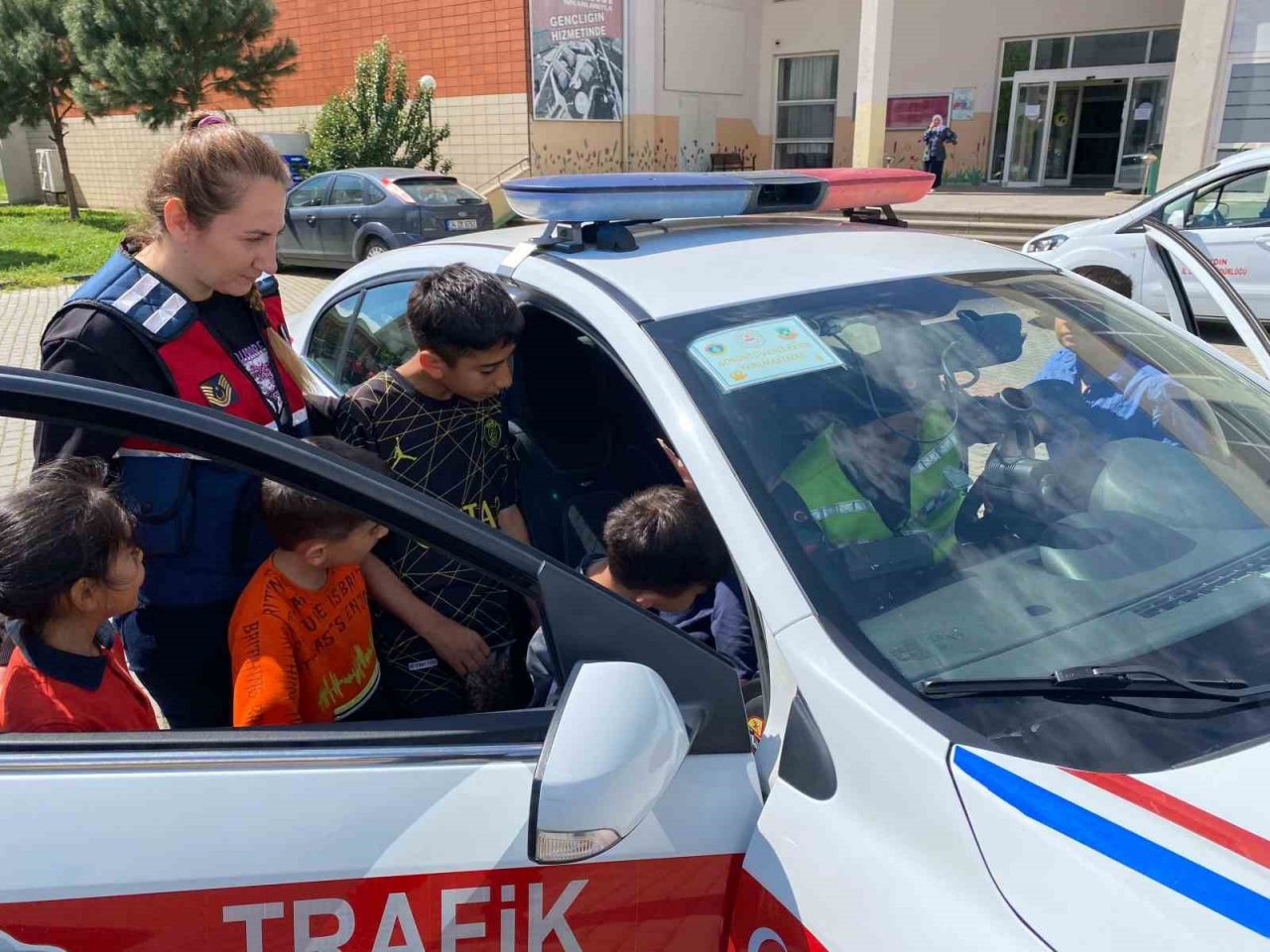 Jandarma depremzede çocukları unutmadı