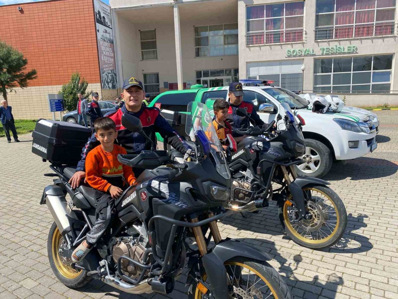 Jandarma depremzede çocukları unutmadı