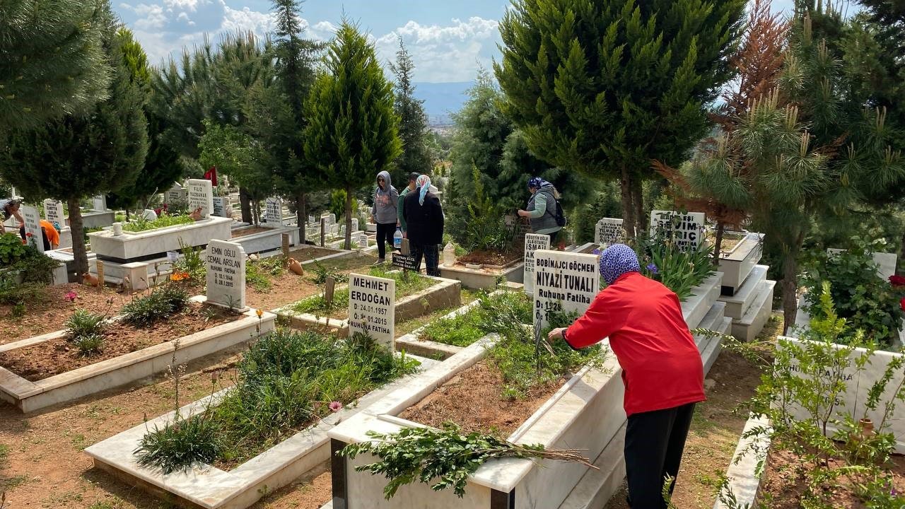 Bayram öncesi Aydın’da mezarlıklar ziyaretçilerle doldu