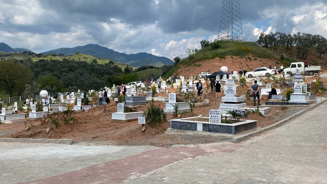 Bayram öncesi Aydın’da mezarlıklar ziyaretçilerle doldu
