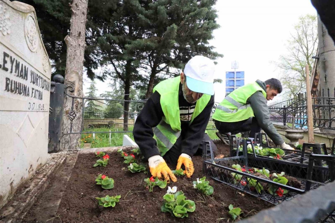 Mezarlıklar ve şehitlikler bayrama hazır