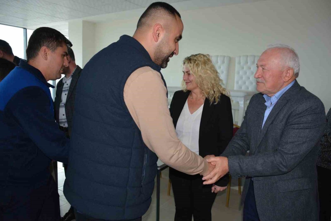 Lapseki Belediyesinde geleneksel personel bayramlaşması yapıldı