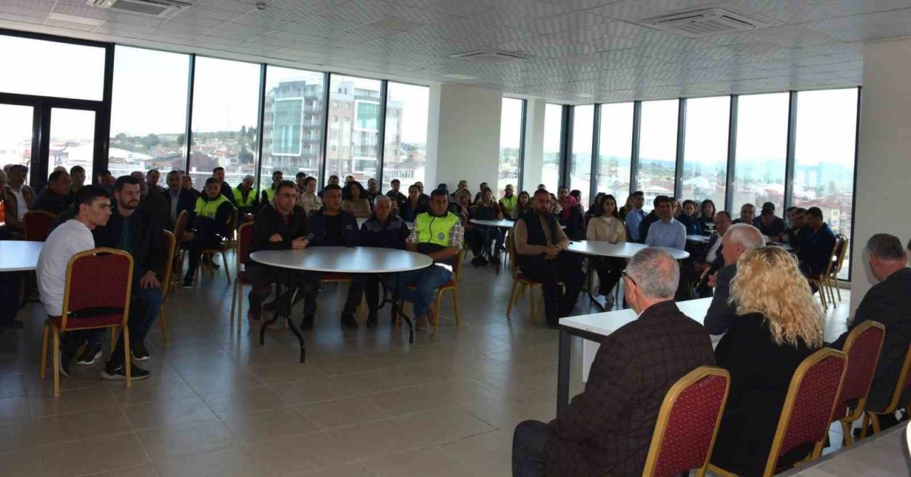 Lapseki Belediyesinde geleneksel personel bayramlaşması yapıldı