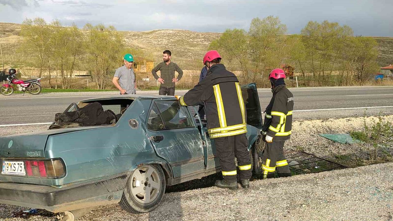 Takla atan otomobilde sıkışan sürücü yaralandı