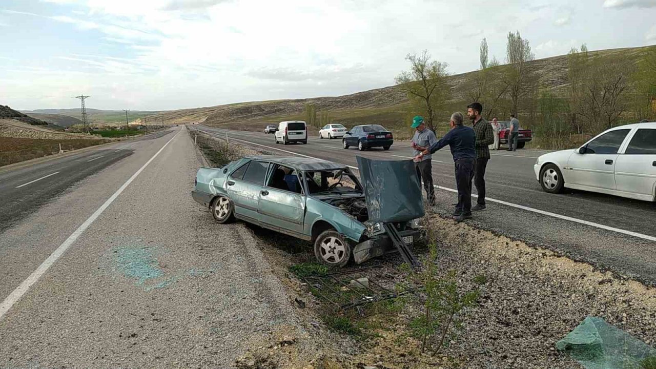 Takla atan otomobilde sıkışan sürücü yaralandı