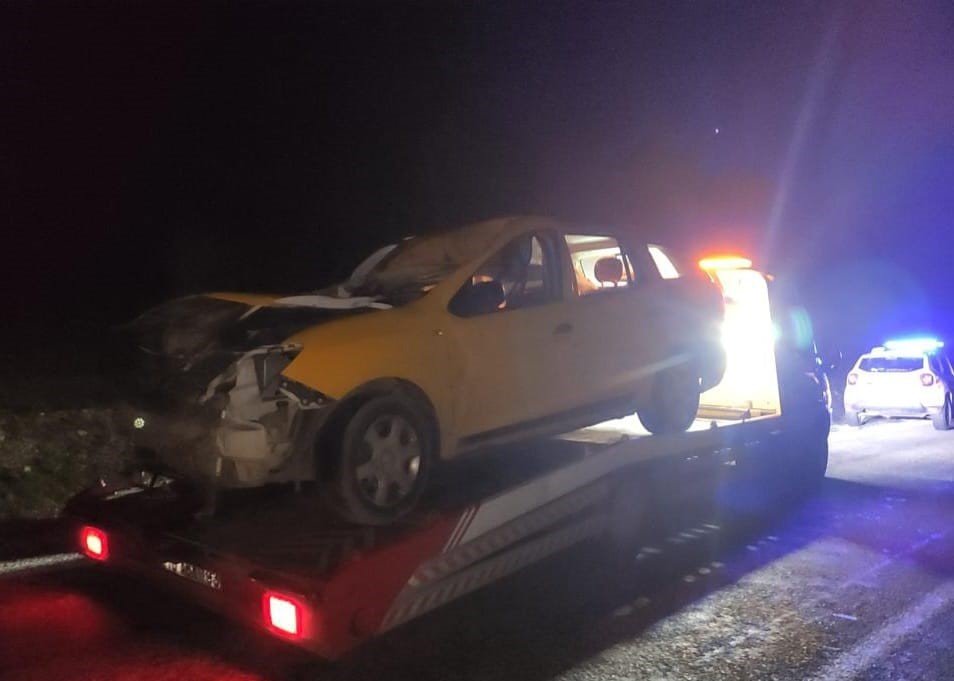 Ticari taksi tıra çarptı: 1 yaralı