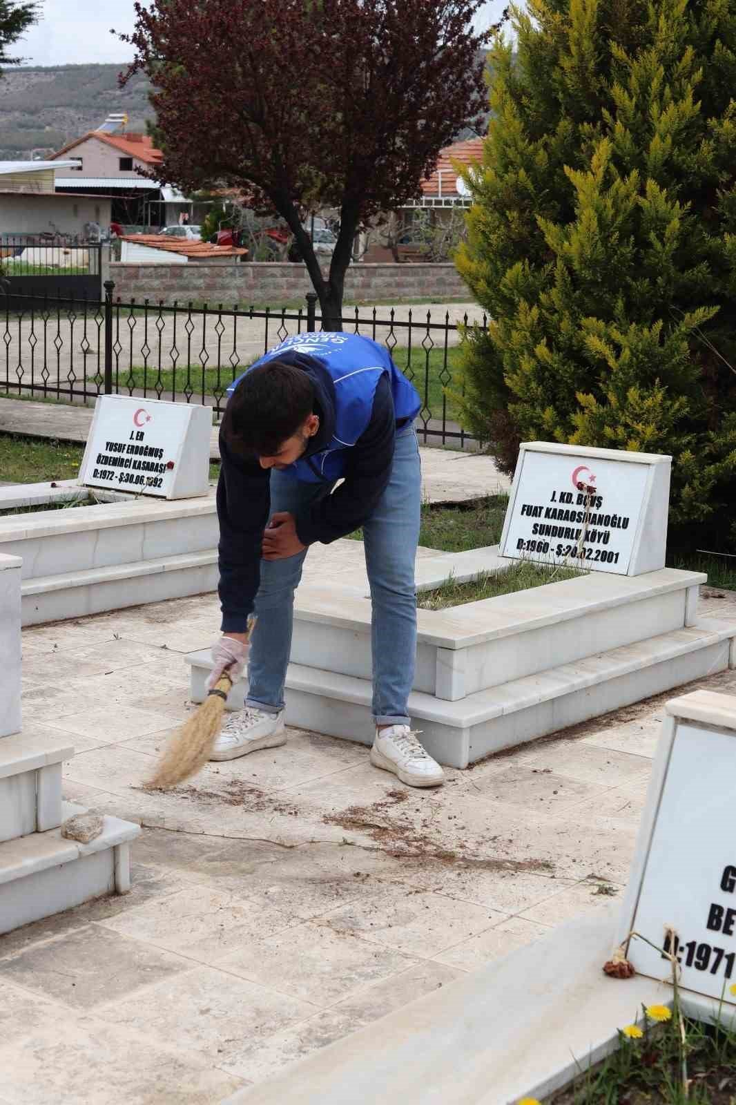 Gençler şehitlikleri temizledi