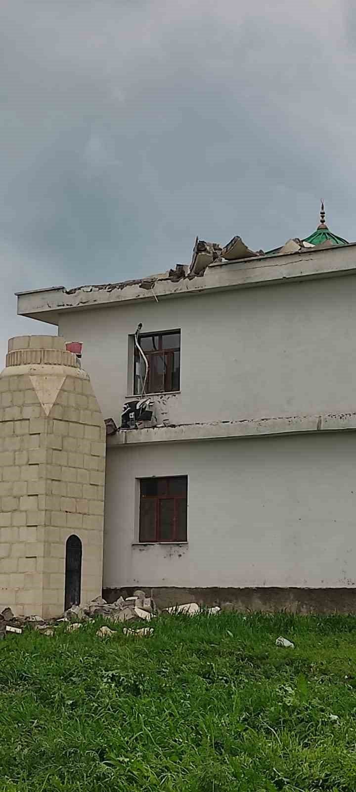 Diyarbakır’da fırtına minareleri yıktı, çatılar uçtu