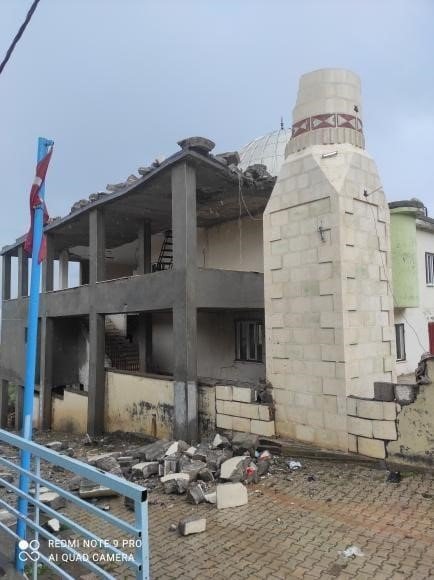 Diyarbakır’da fırtına minareleri yıktı, çatılar uçtu