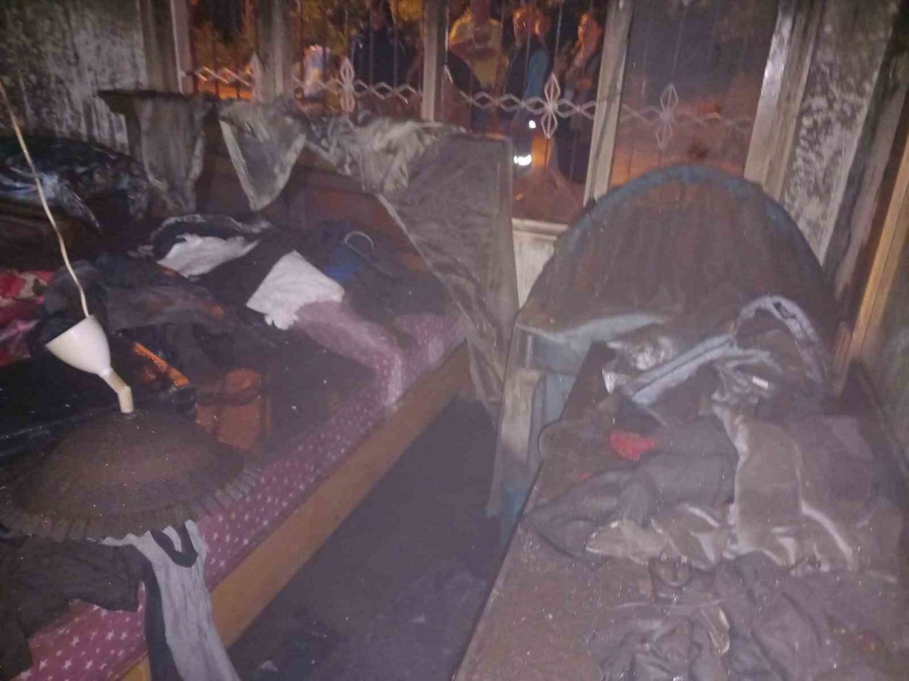 Müstakil evde çıkan yangın eşyaları kullanılamaz hale getirdi