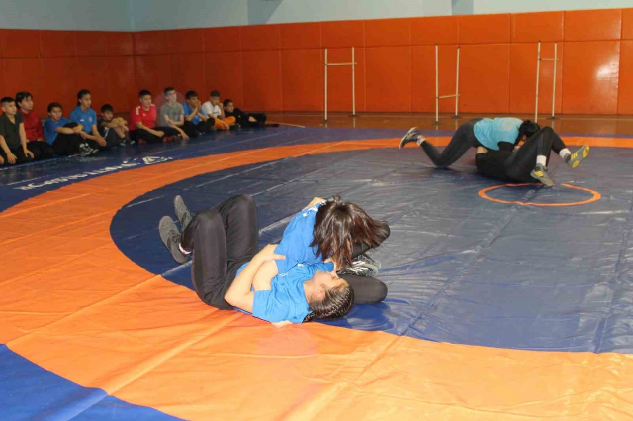 Kadın güreşçilerin hedefi Avrupa’da Türk bayrağını dalgalandırmak