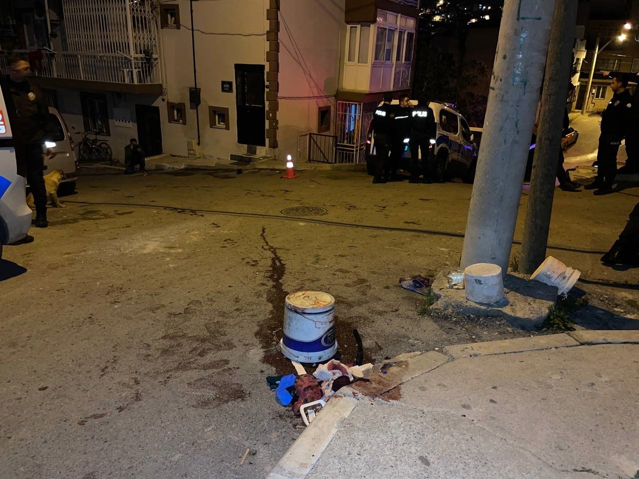 İzmir’de bıçaklı kavga: 1’i ağır 2 yaralı