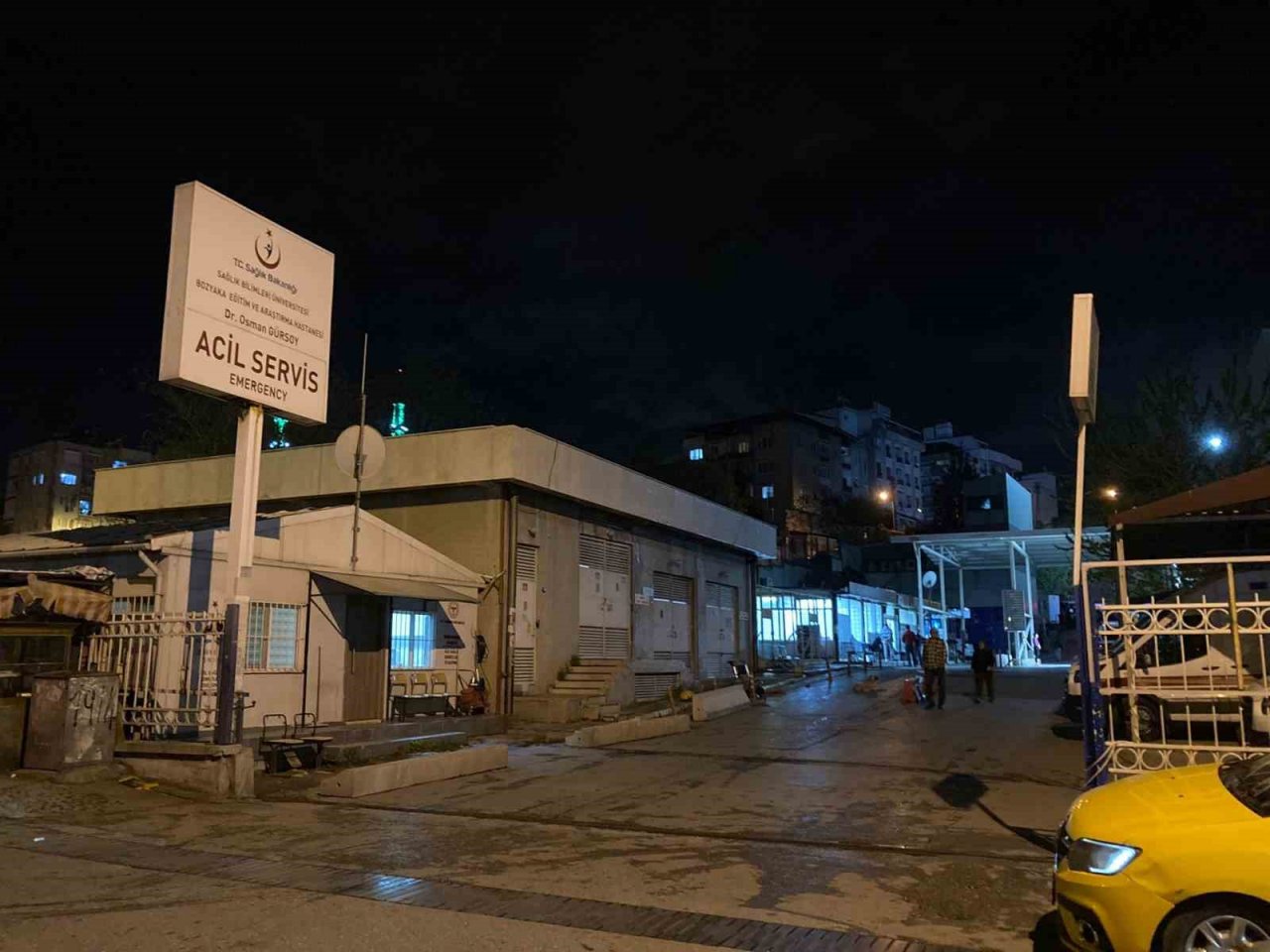 İzmir’de bıçaklı kavga: 1’i ağır 2 yaralı