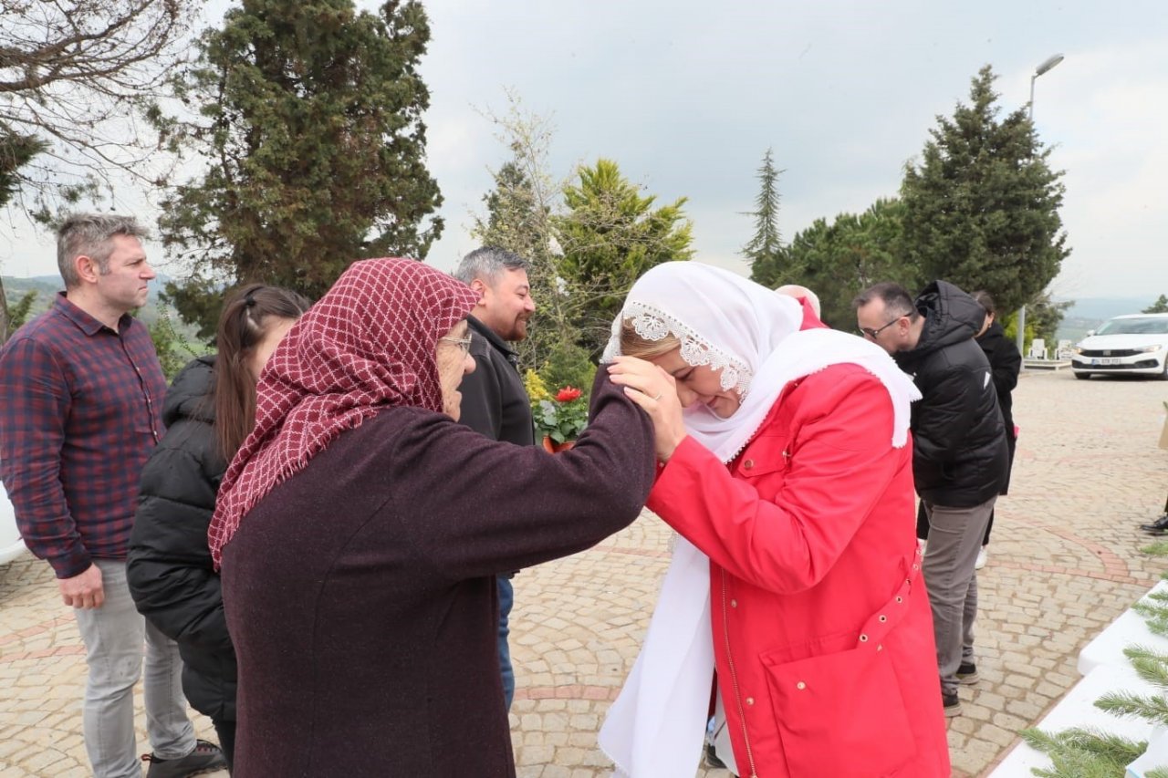 Başkan Hürriyet, kabristan ziyareti yapan vatandaşlara çam fidesi dağıttı