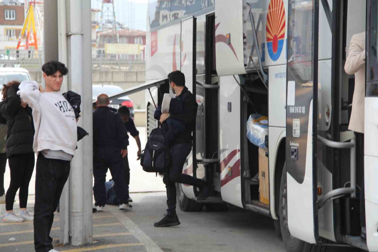 Deprem bölgesi Hatay’da bayram yoğunluğu, yakınlarına destek için geldiler