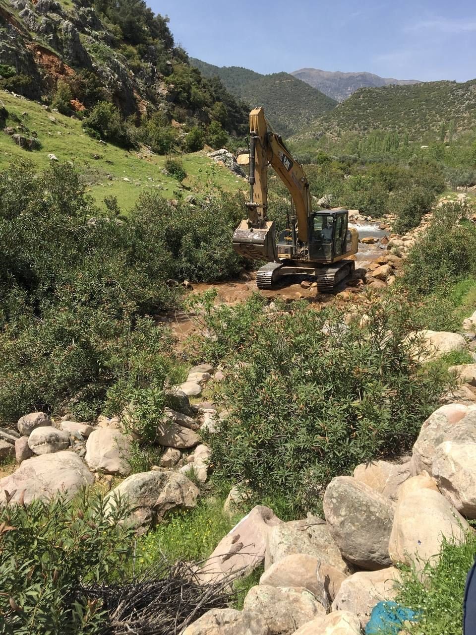 Asırlık çayın deprem sonrası yer altına girmesi böyle görüntülendi