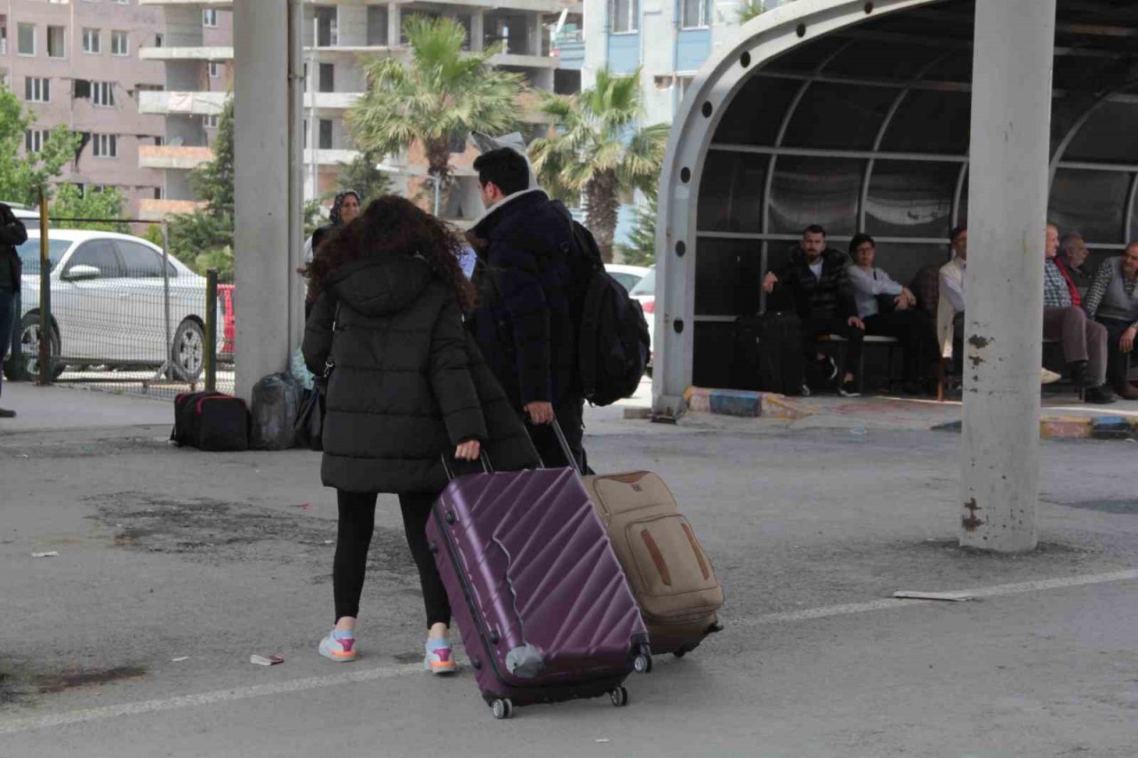 Deprem bölgesi Hatay’da bayram yoğunluğu, yakınlarına destek için geldiler