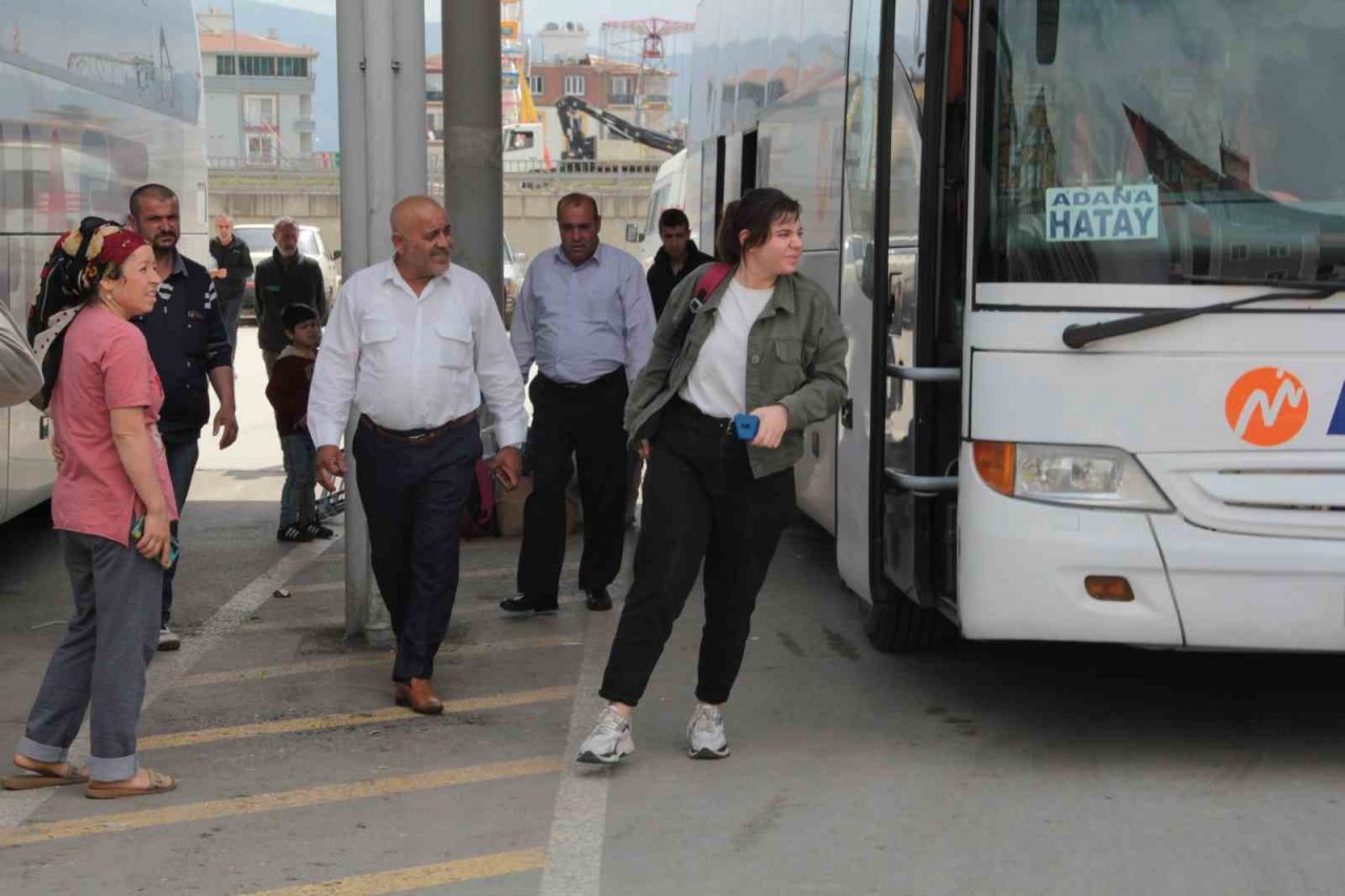 Deprem bölgesi Hatay’da bayram yoğunluğu, yakınlarına destek için geldiler