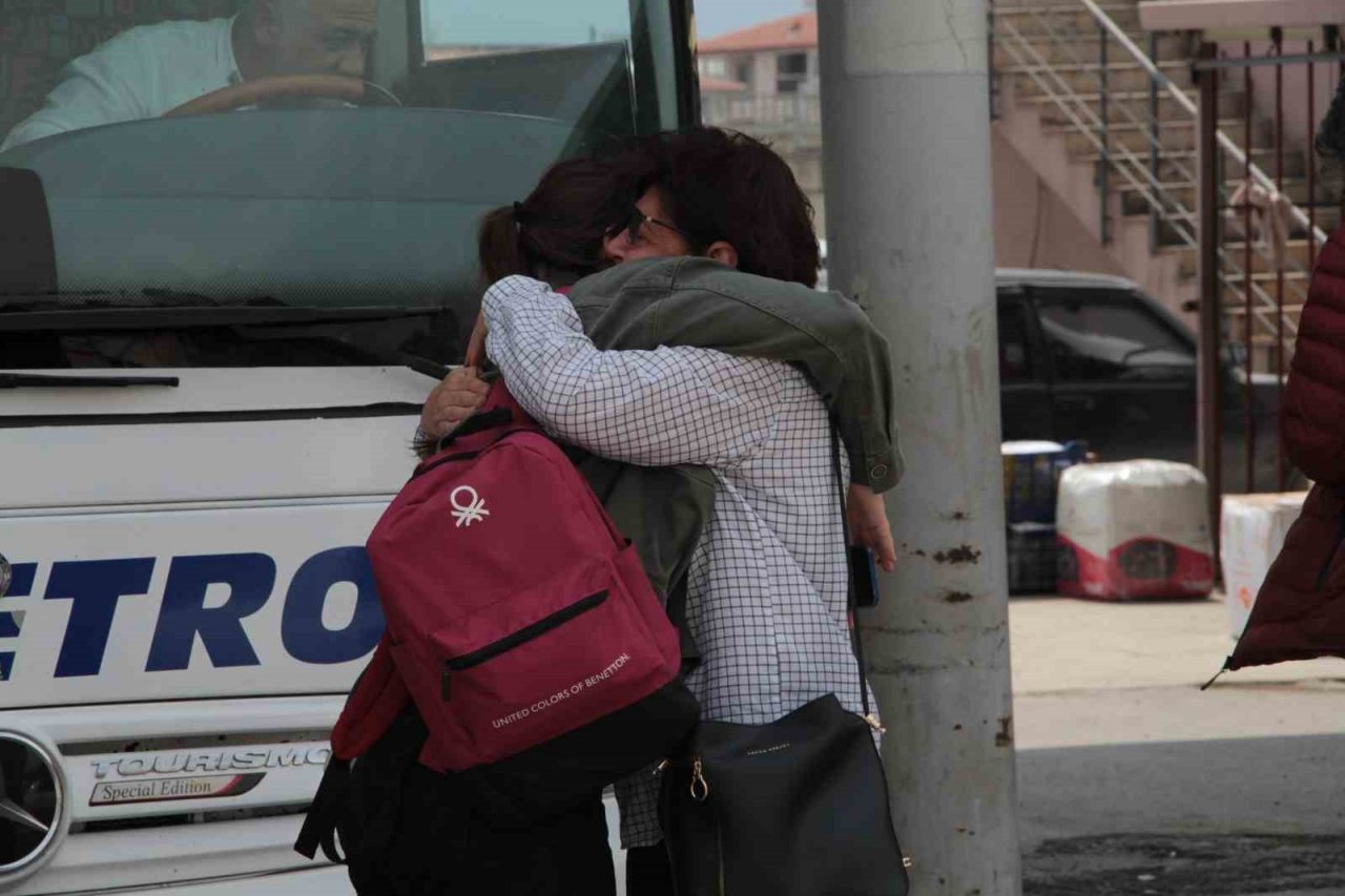 Deprem bölgesi Hatay’da bayram yoğunluğu, yakınlarına destek için geldiler