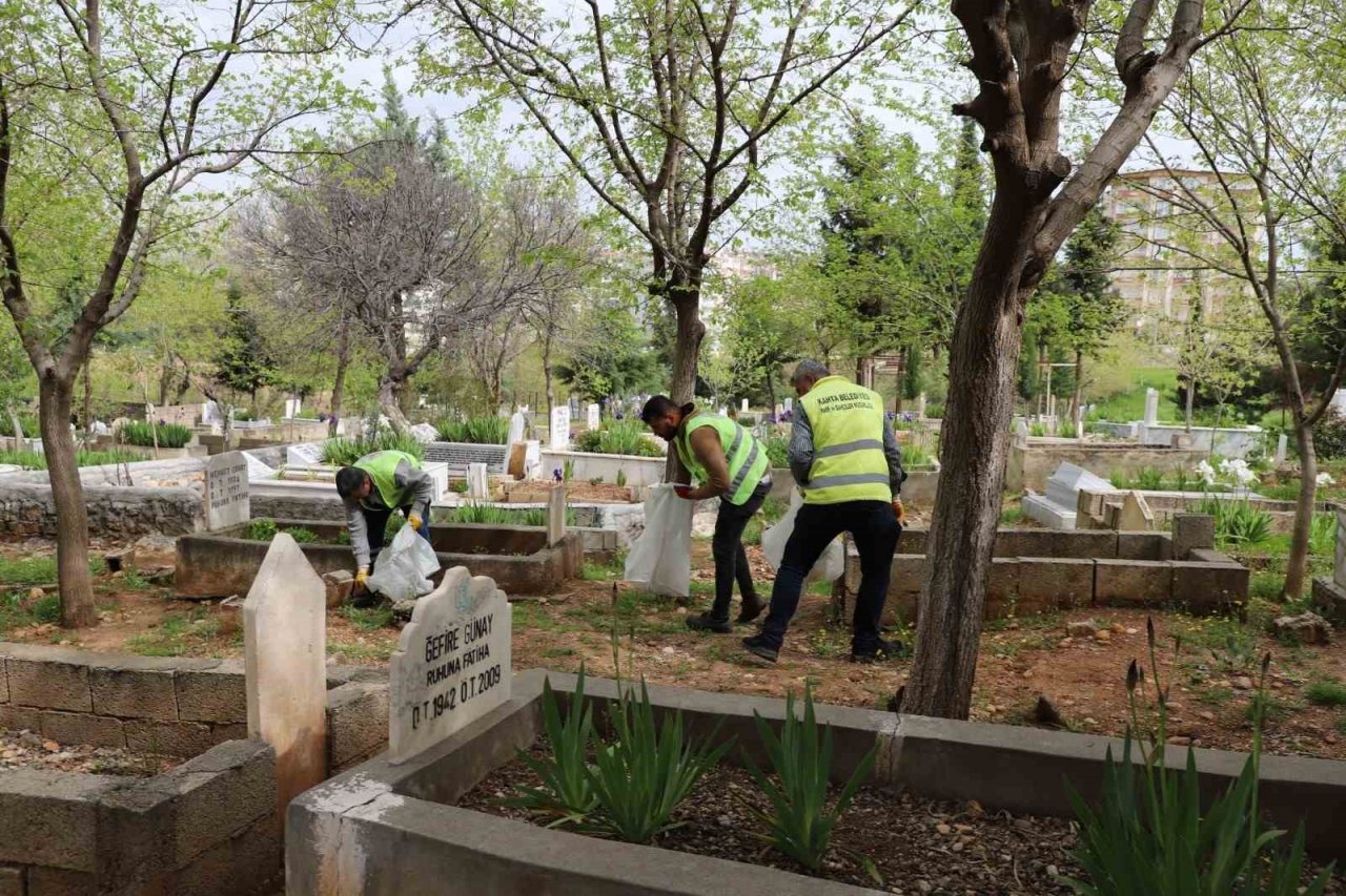 Kahta’da bayram öncesinde mezarlar temizlendi