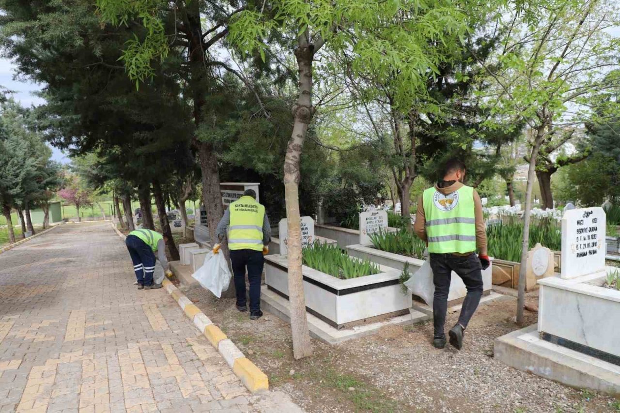 Kahta’da bayram öncesinde mezarlar temizlendi