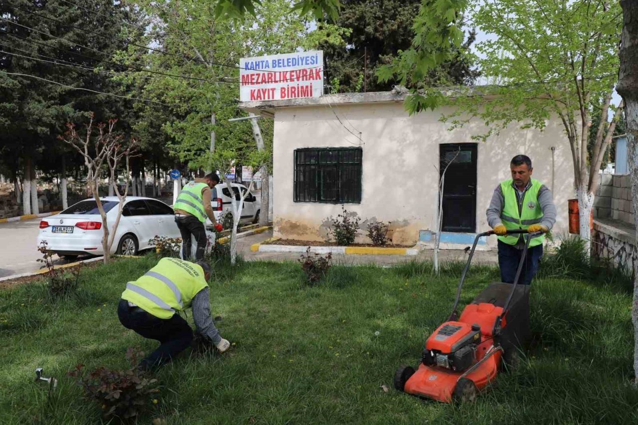 Kahta’da bayram öncesinde mezarlar temizlendi