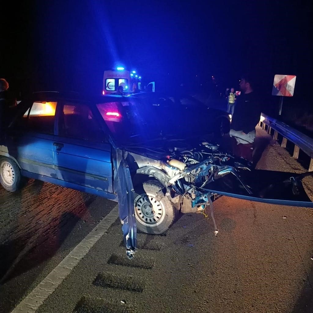 4 araçlı zincirleme kazada maddi hasar oluştu