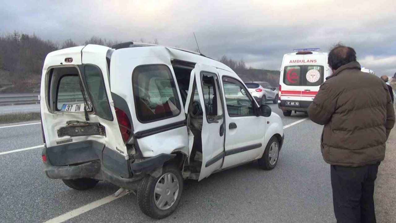 Kastamonu’da minibüs ile hafif ticari araç çarpıştı: 1 yaralı