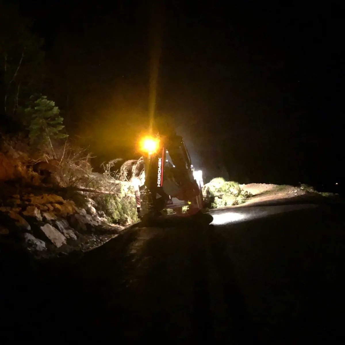 Kastamonu’da heyelan sebebiyle kapanan köy yolu ulaşıma açıldı