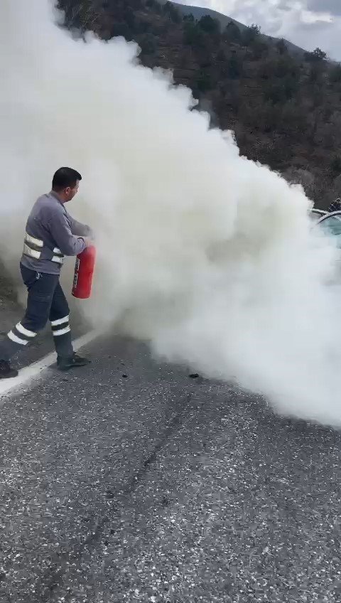 Alev alev yanan otomobili ceketi ile söndürmeye çalıştı, imdadına diğer sürücüler yetişti